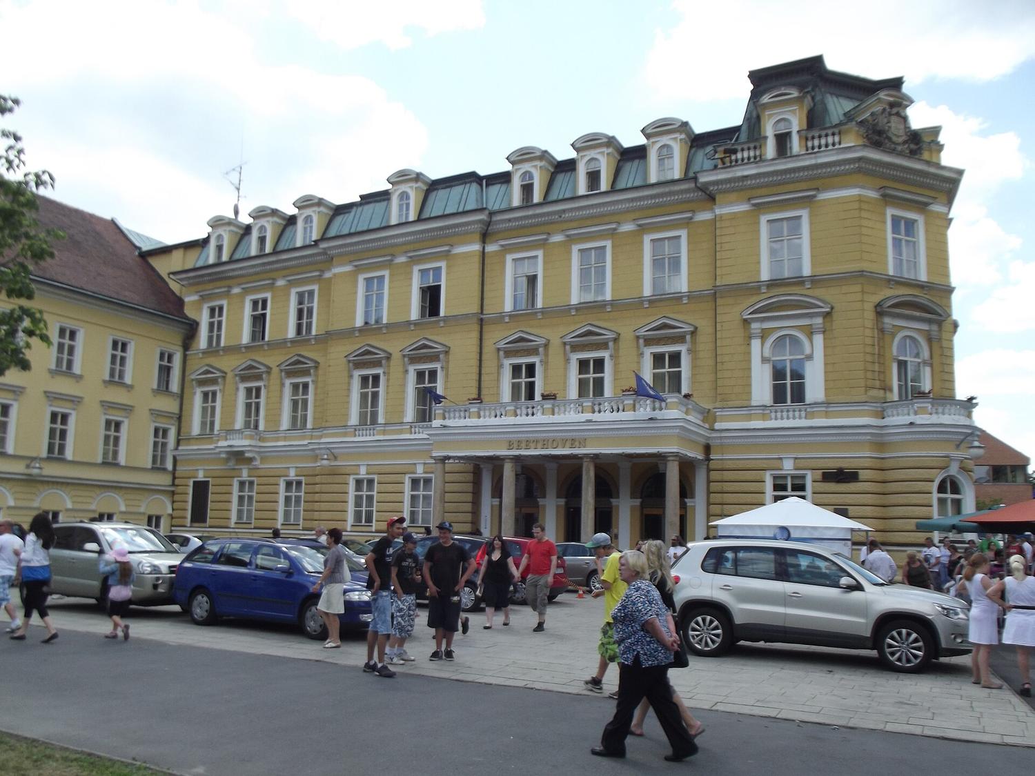 Žlutá budova Lázní Beethoven v Teplicích, v prvním patře je Thermalium