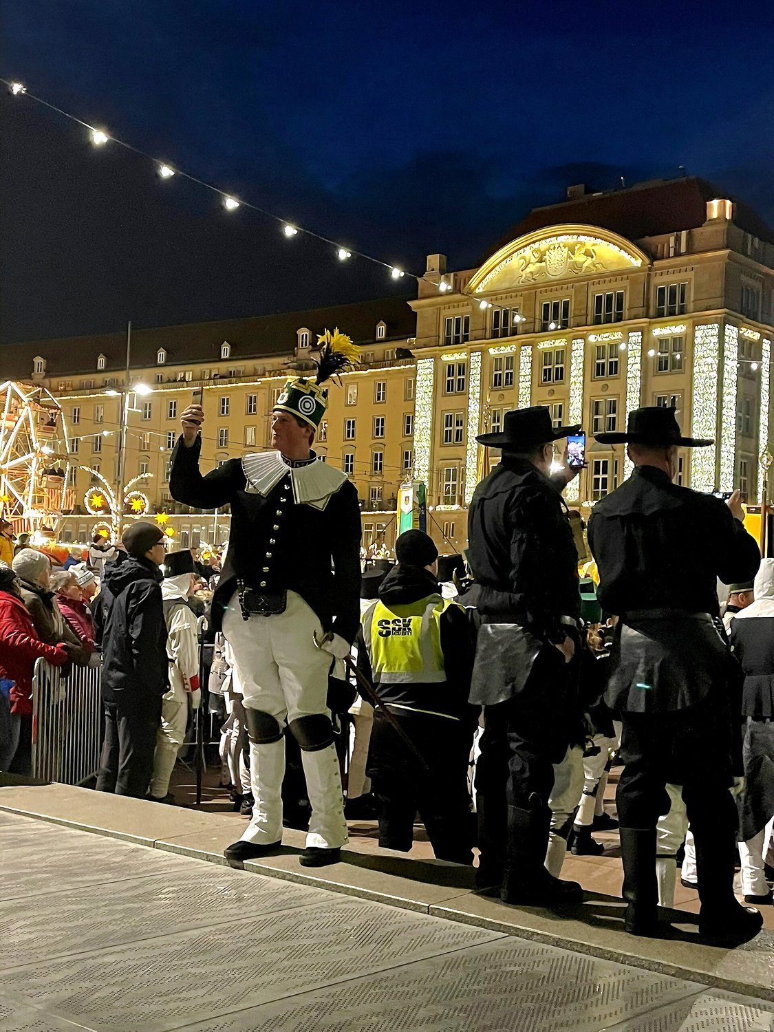 Průvod horníků v krojích při Große Bergparade, snímek z 20. prosince 2025
