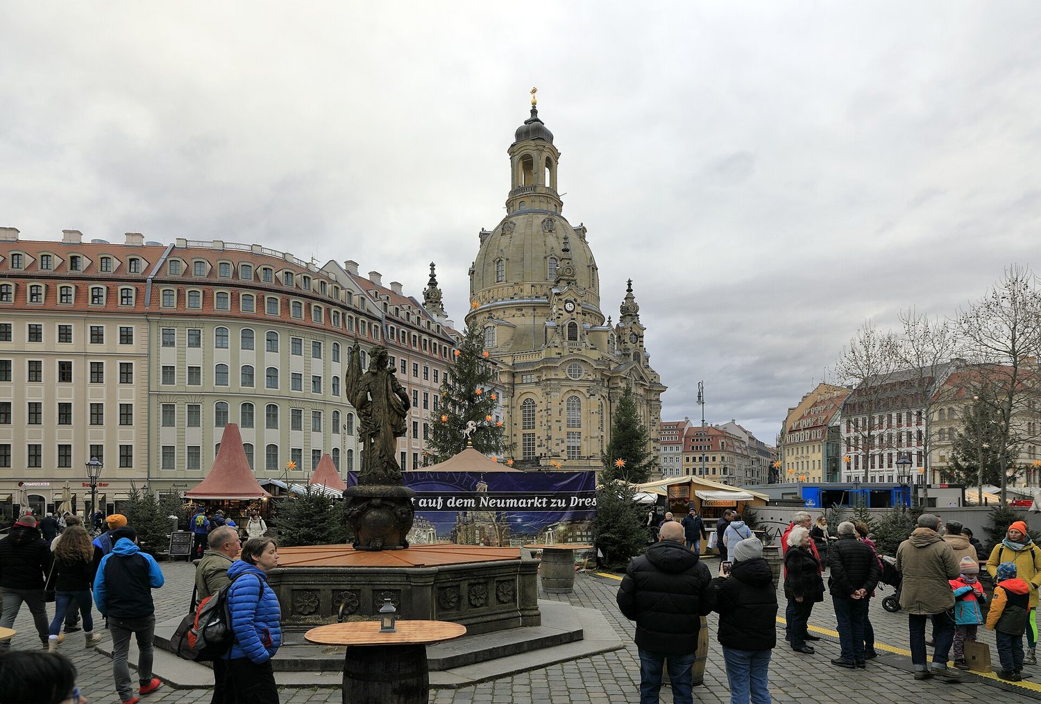 Vánoční trh na Neumarktu v Drážďanech, snímek z 29. prosince 2023