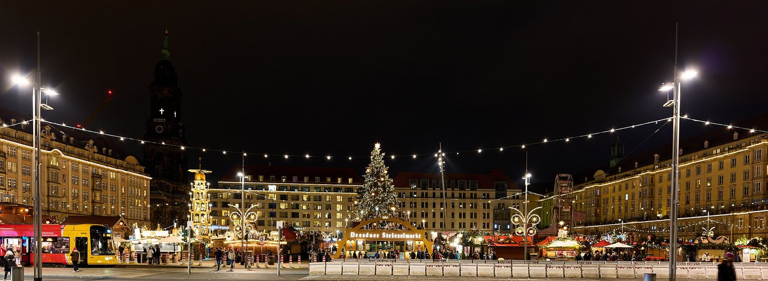 Dresdner Striezelmarkt na Altmarktu v Drážďanech, snímek ze 4. prosince 2025