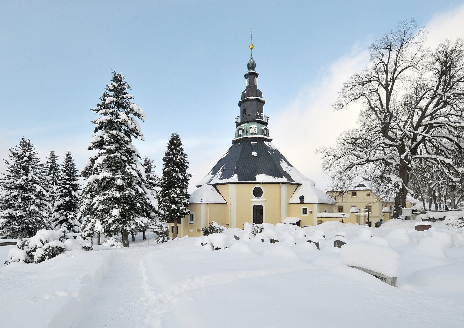 Bergkirche v Seiffenu, osmiboký kostel, snímek z prosince 2012