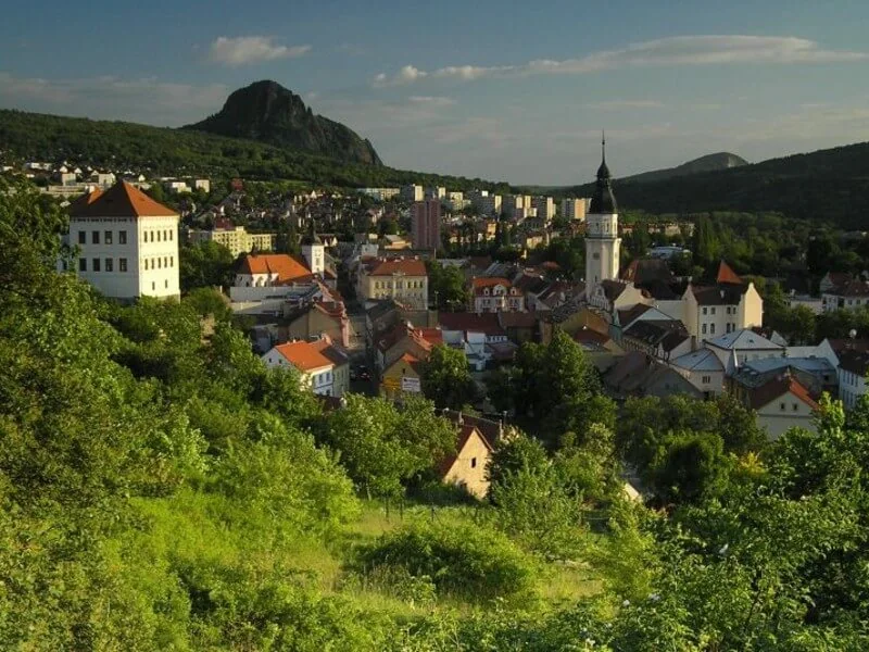 Bílina (Bilin): Kyselka, Rathausturm und Bořeň