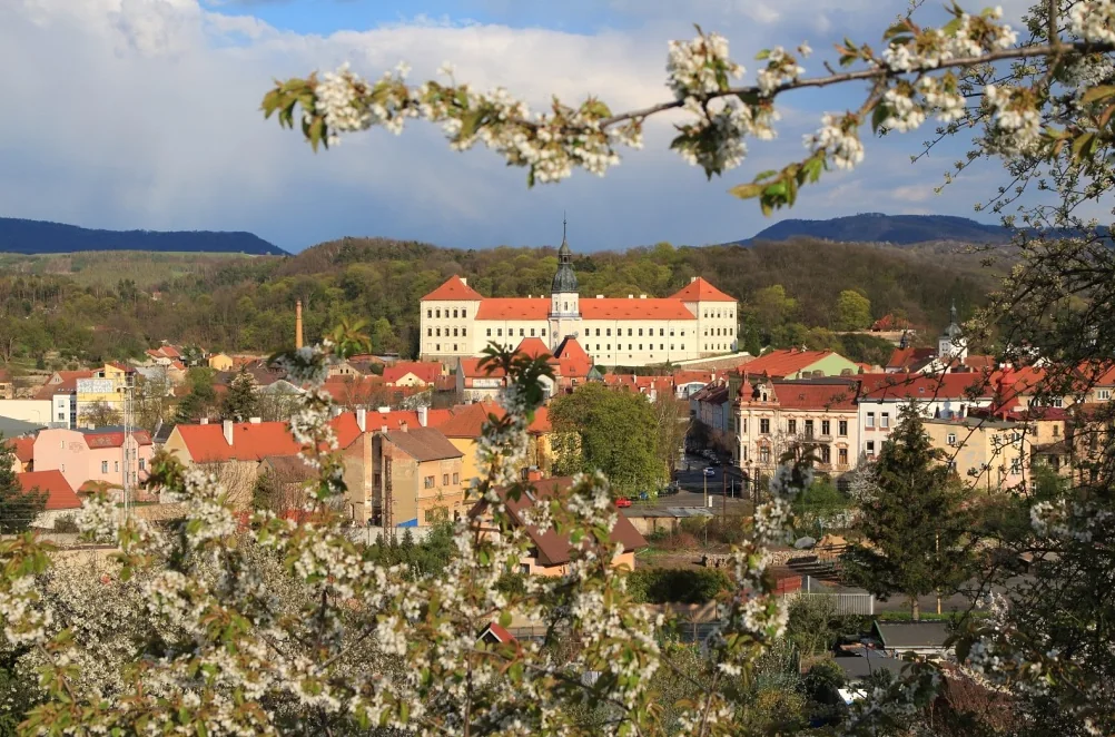 Jugendstilrathaus von Bílina mit Turm