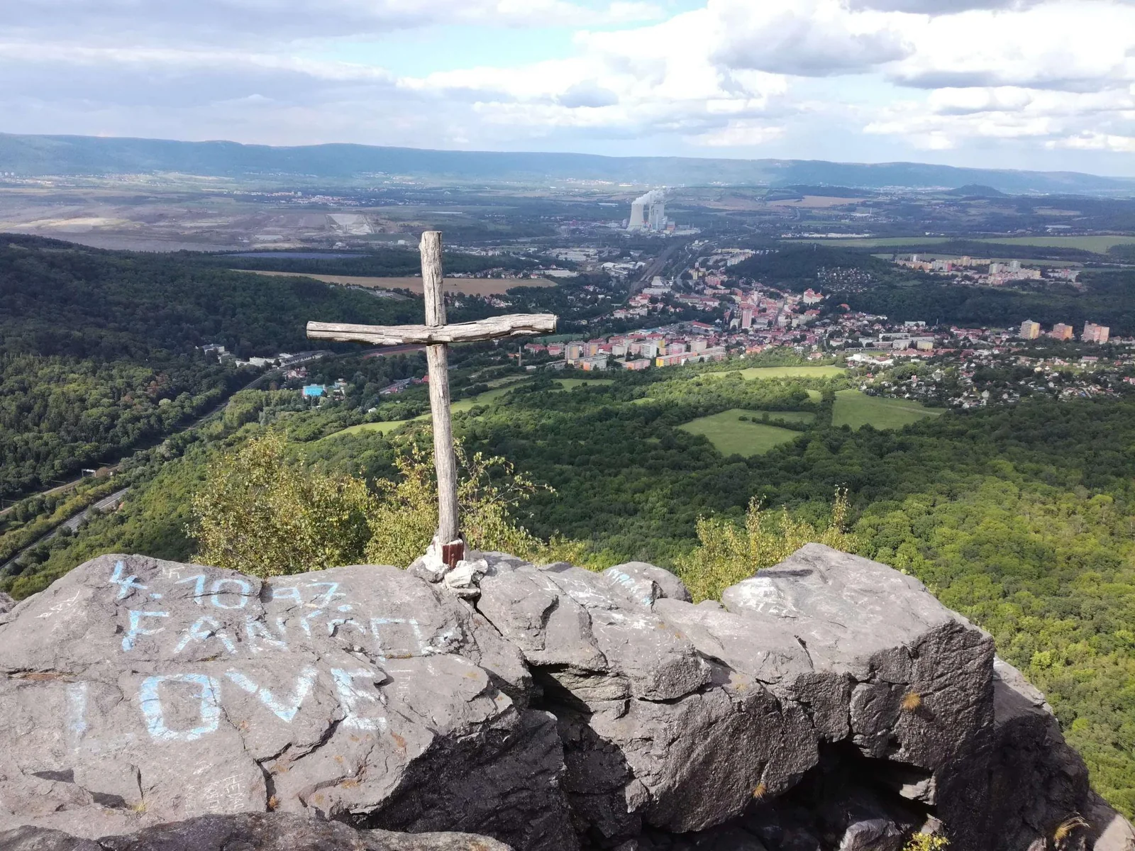Vrchol Bořeně, výhled na severní Čechy