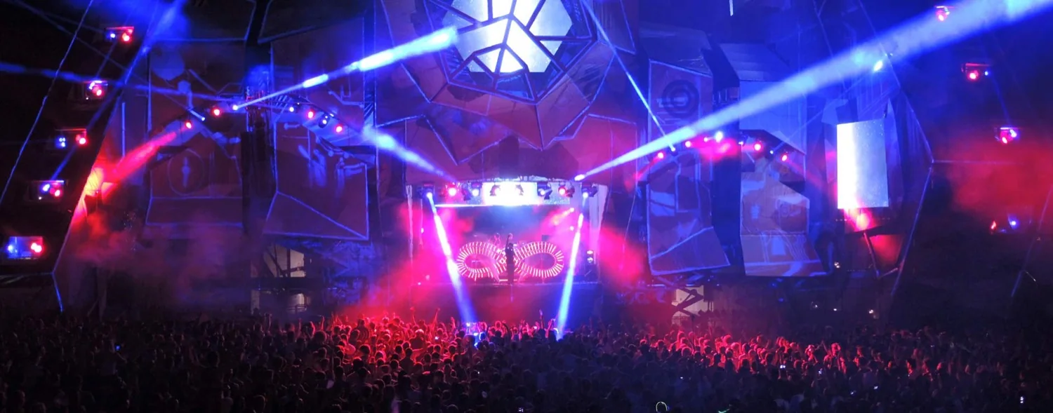 Hlavní scéna festivalu Let It Roll s lasery a davem návštěvníků