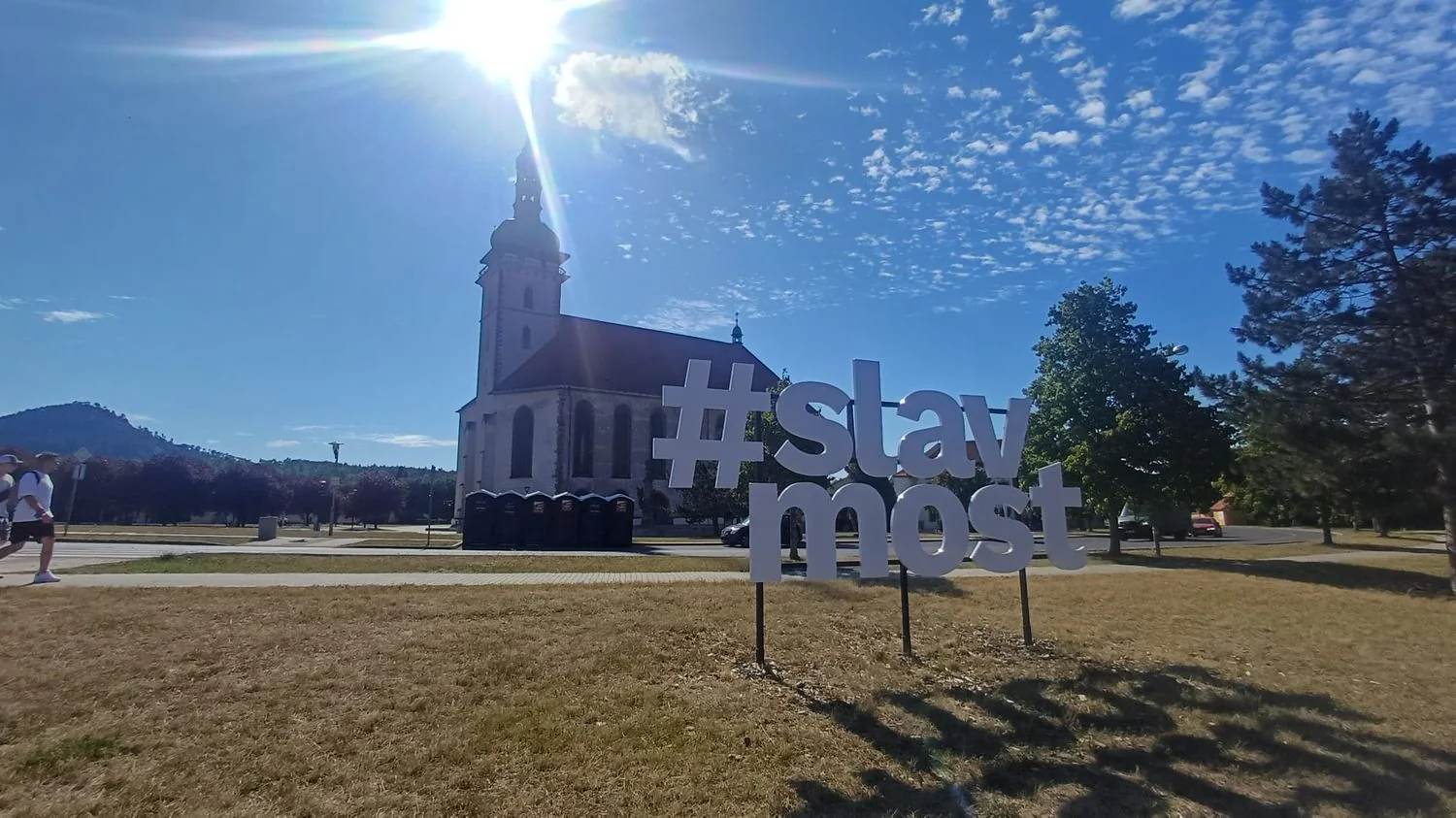 Mostecká slavnost 2026: kdy je, kdo hraje a proč tam neplatíte hotově