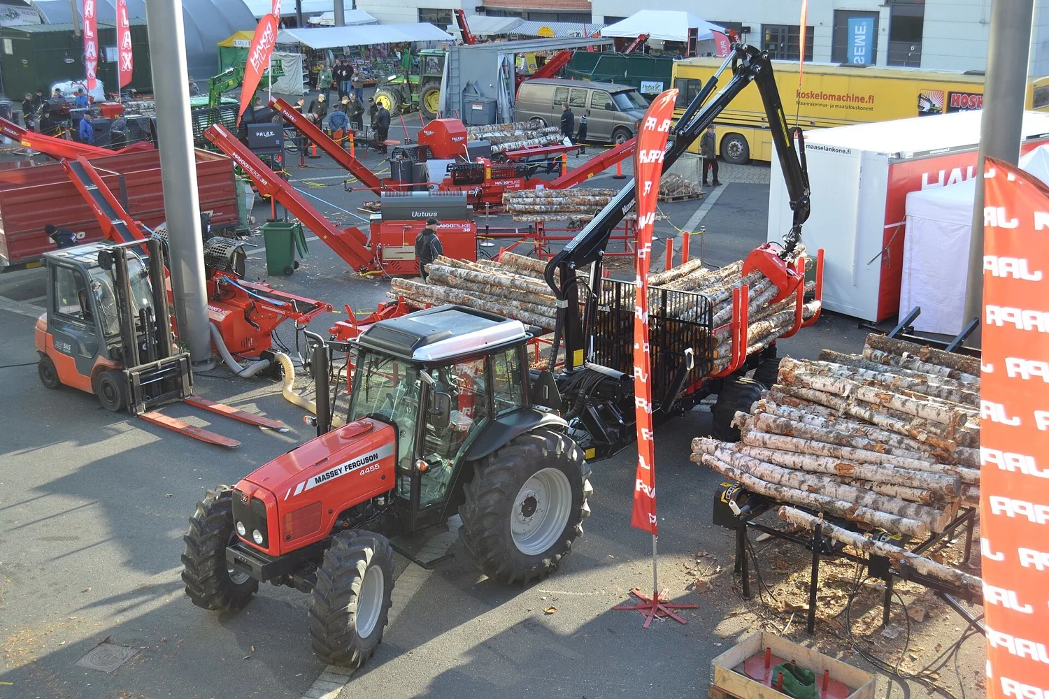Traktor s vyvážecím vlekem naloženým kmeny