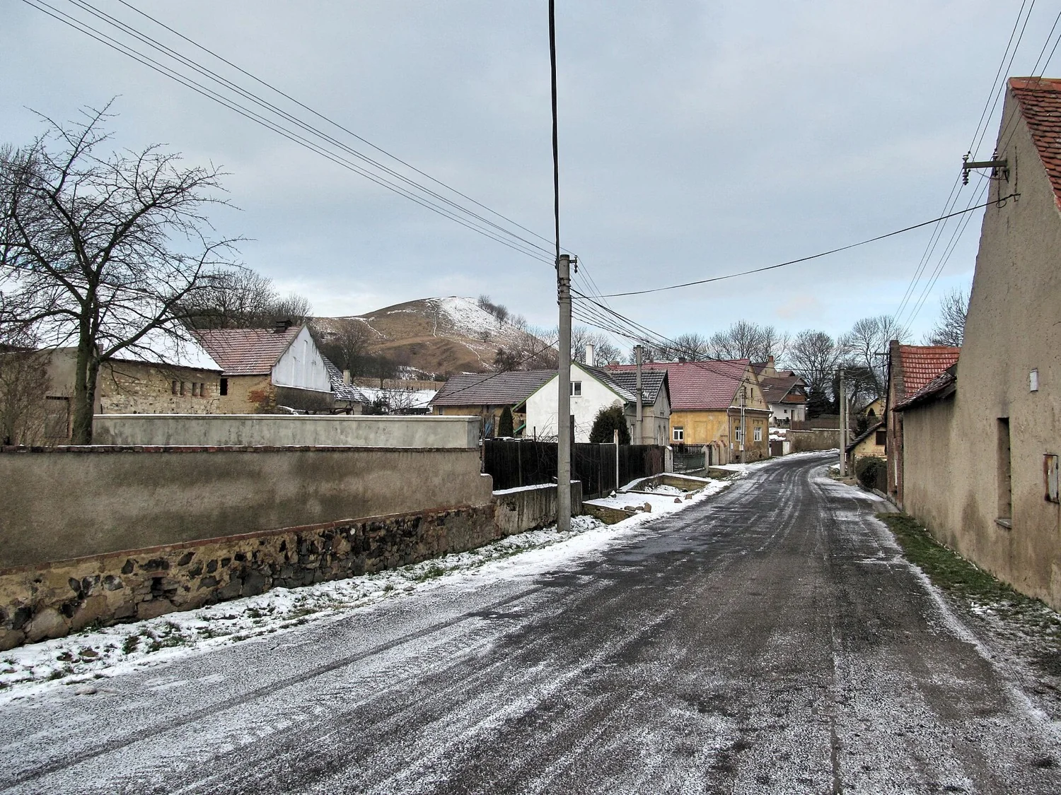 Das Dorf Hořenec unterhalb des Čičov, Ausgangspunkt für den Aufstieg