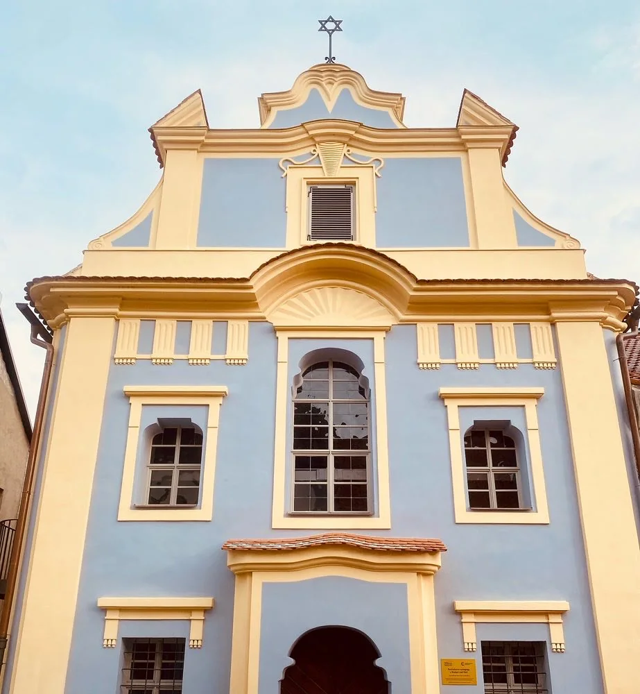 Světle modré průčelí opravené synagogy v Budyni nad Ohří s Davidovou hvězdou na štítu