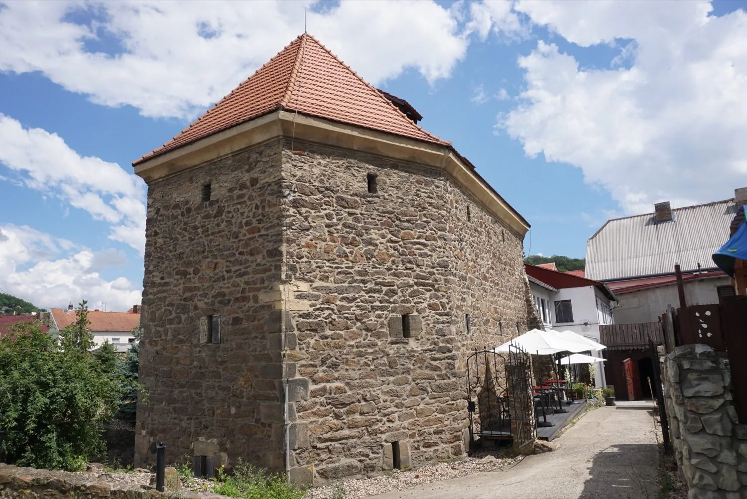 Husitská bašta v Bílině, ve které sídlí restaurace Bašta