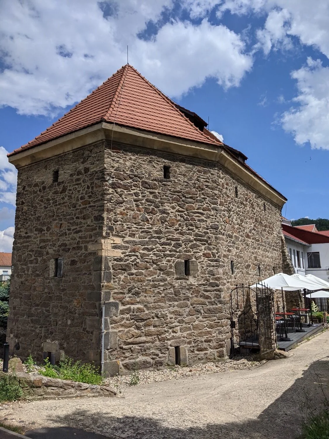 Kamenné zdivo a střílny Husitské bašty v Bílině