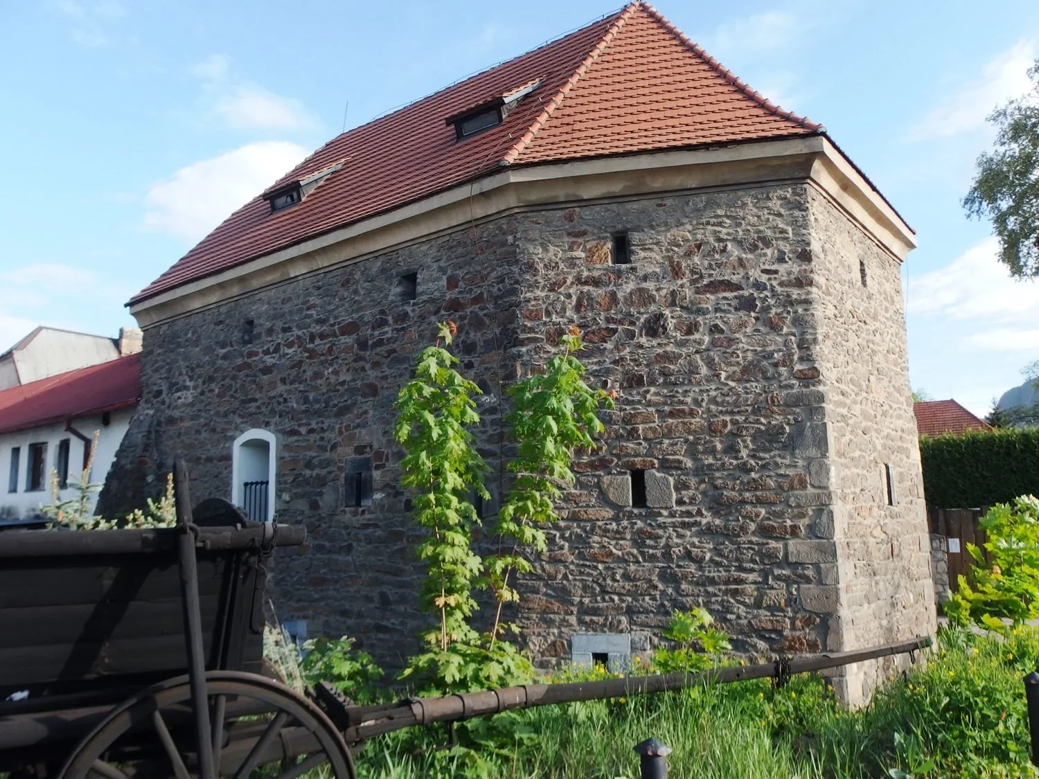 Detail kamenné zdi a střílny Husitské bašty v Bílině