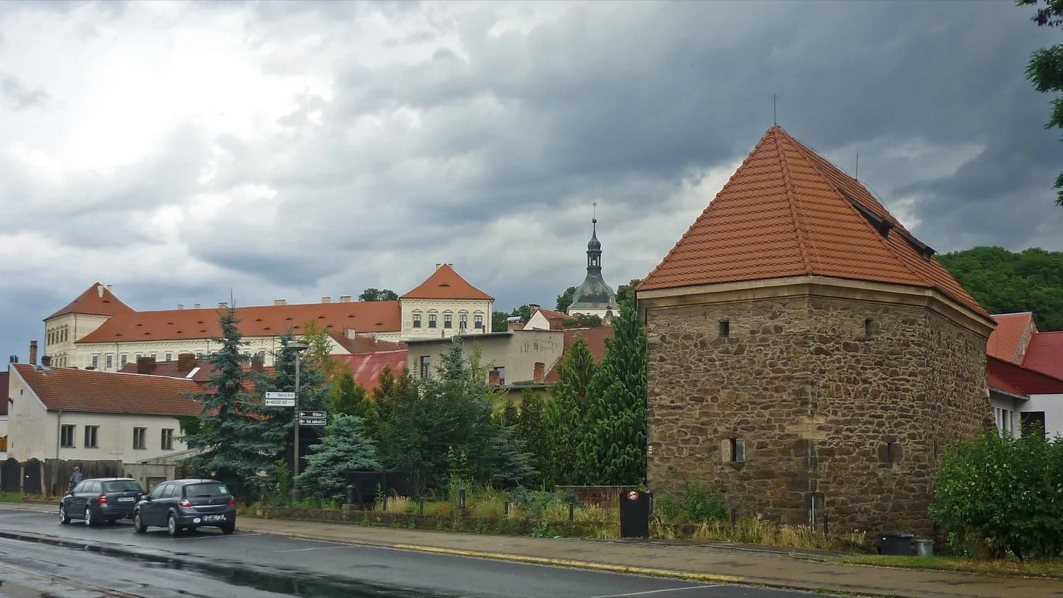 Husitská bašta v Bílině vpravo, vlevo bílinský zámek a věž kostela