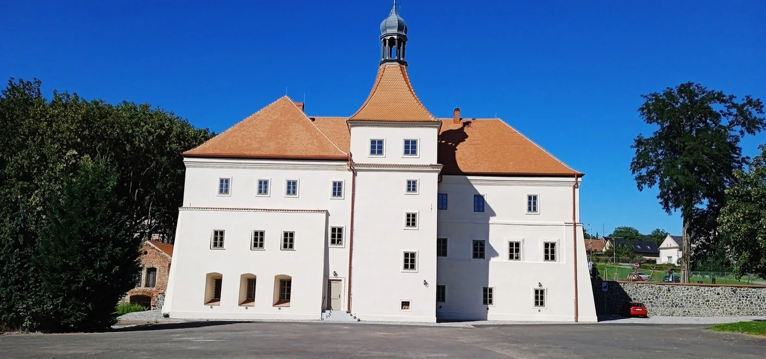 Zámek Mirošovice: prohlídky, historie a cesta z Bíliny