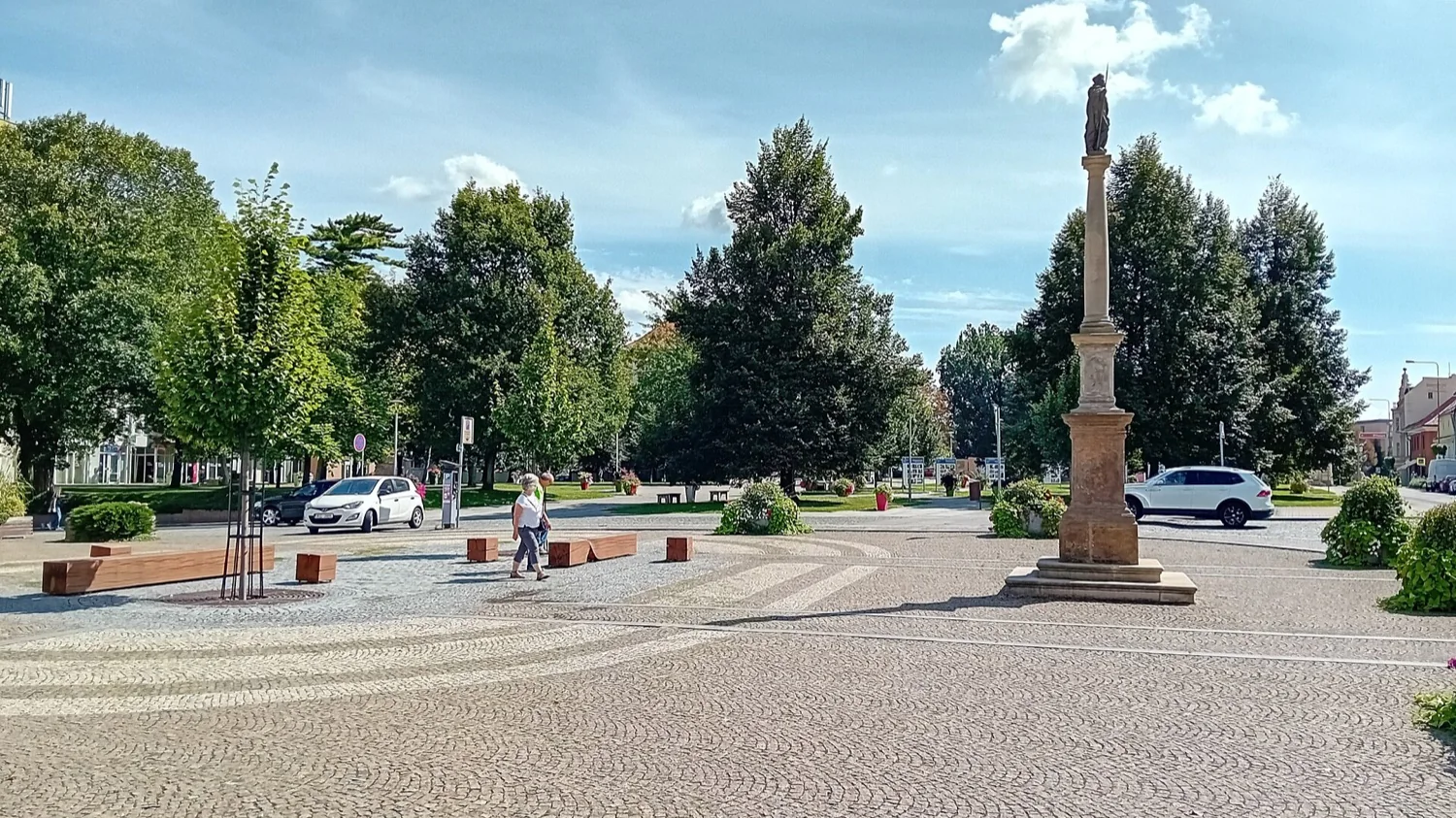 Václavské náměstí v Lovosicích v létě, kde se rozsvěcí vánoční strom