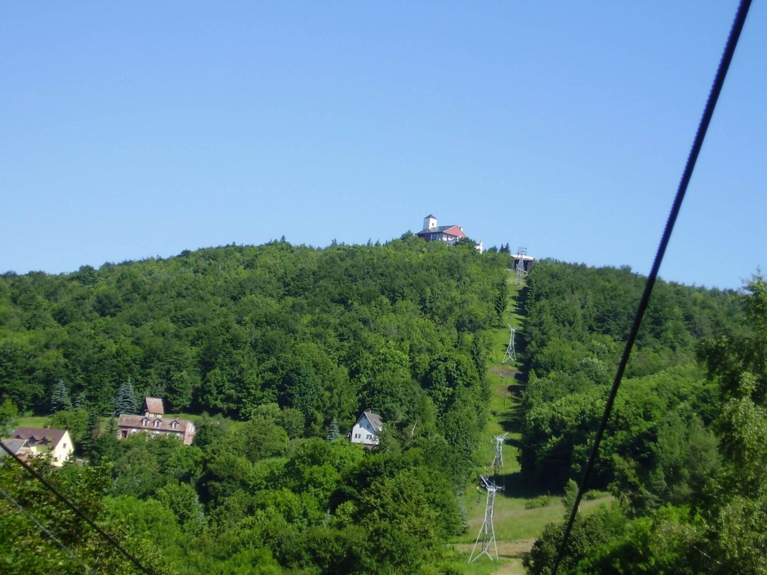 Blick entlang der Sesselbahn hinauf zum Mückentürmchen