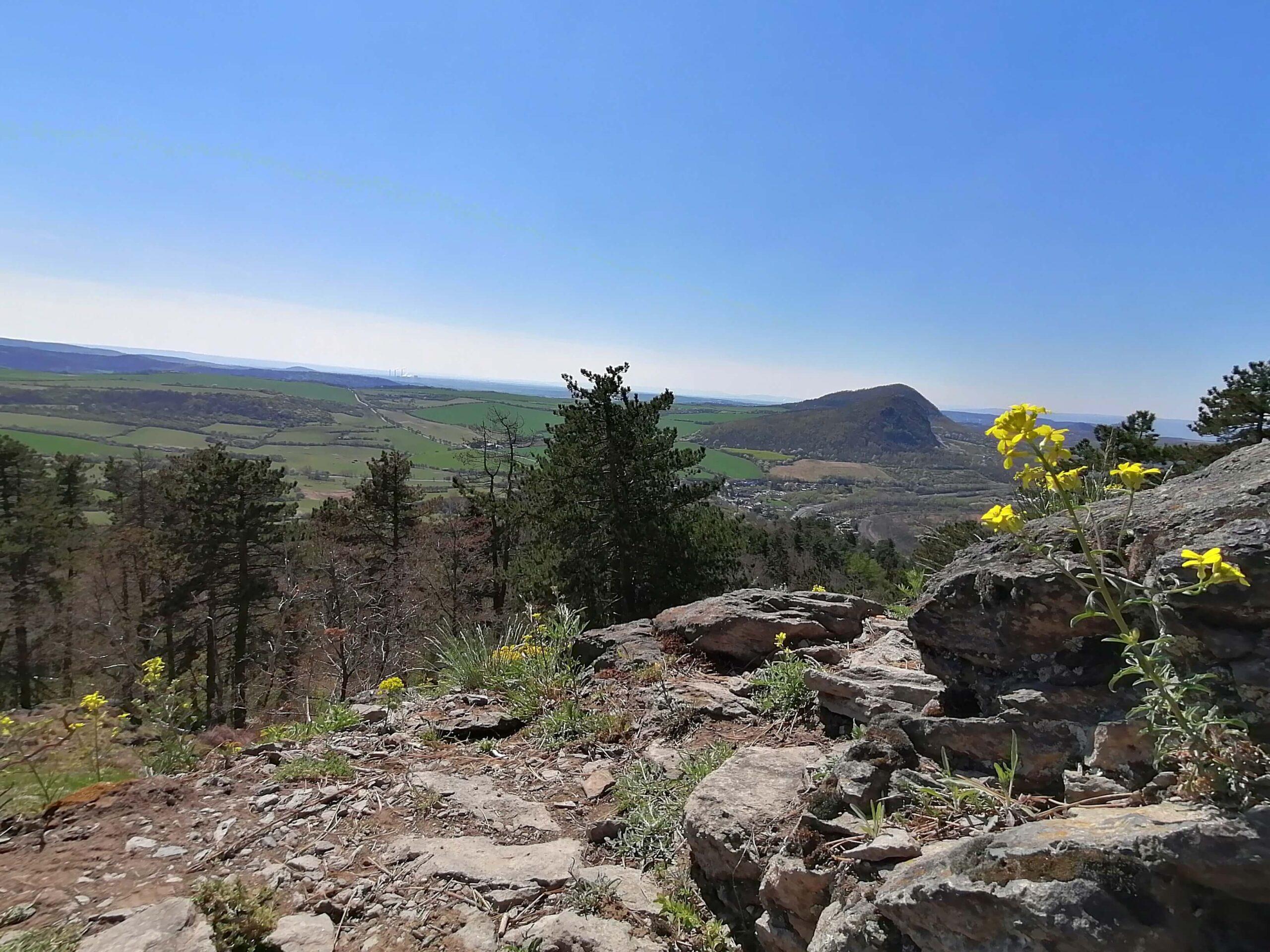 Pohled z Bořeně směrem na Krušné hory