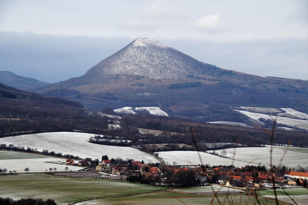 Zimní výlet do přírody: zasněžená hora Říp a vesnice. Relaxace s vodní dýmkou v přírodě.