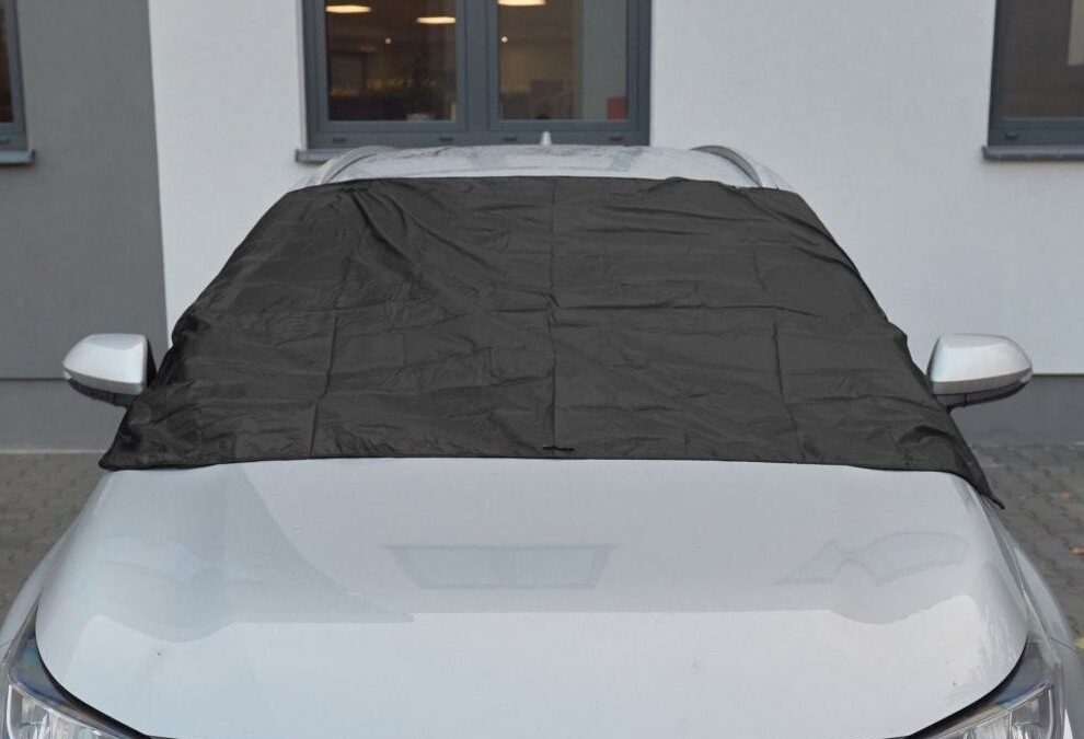 Léto vs. Zima. Proč potřebujete oboustrannou clonu na čelní sklo po celý rok