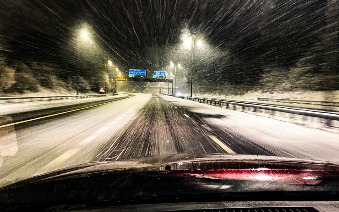 Jak vybrat sypač soli pro zimu: přehled typů, legislativa a praxe
