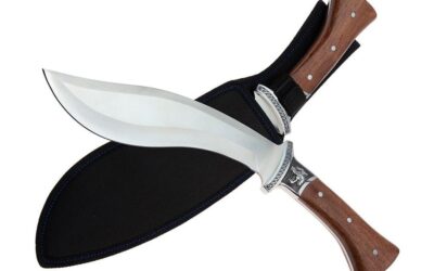 Detailní pohled na mačetu s dřevěnou rukojetí a pouzdrem. Ideální dárek pro milovníky přírody a outdoor aktivity.