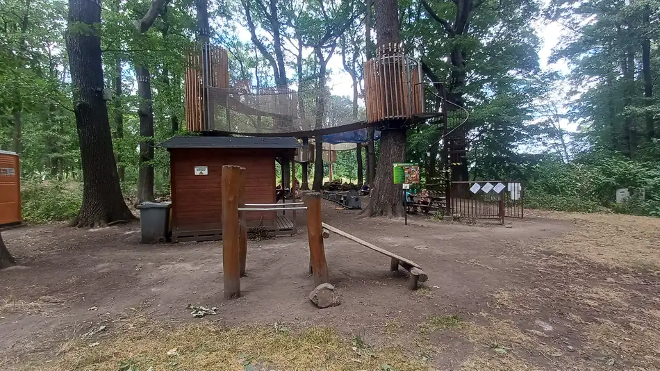 Areál 3D bludiště v korunách stromů v Oseku s pokladnou a lavicemi