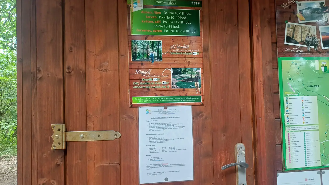 Tabule s ceníkem a provozní dobou 3D bludiště a minigolfu v Oseku