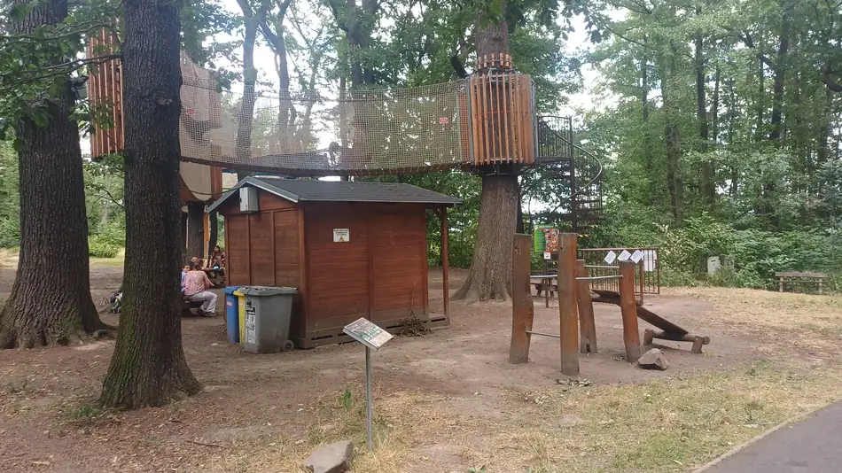 Dřevěná konstrukce 3D bludiště v korunách stromů v Oseku