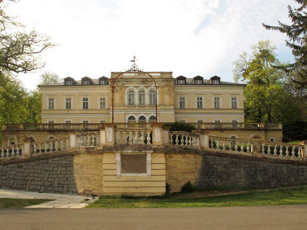 Lázeňský dům v areálu Bílinská kyselka s terasou a kamenným schodištěm