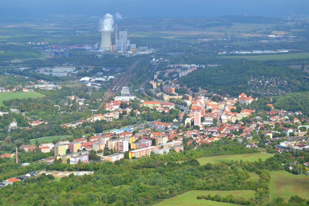 Pohled z Bořně na Bílinu, v pozadí elektrárna Ledvice s chladicí věží