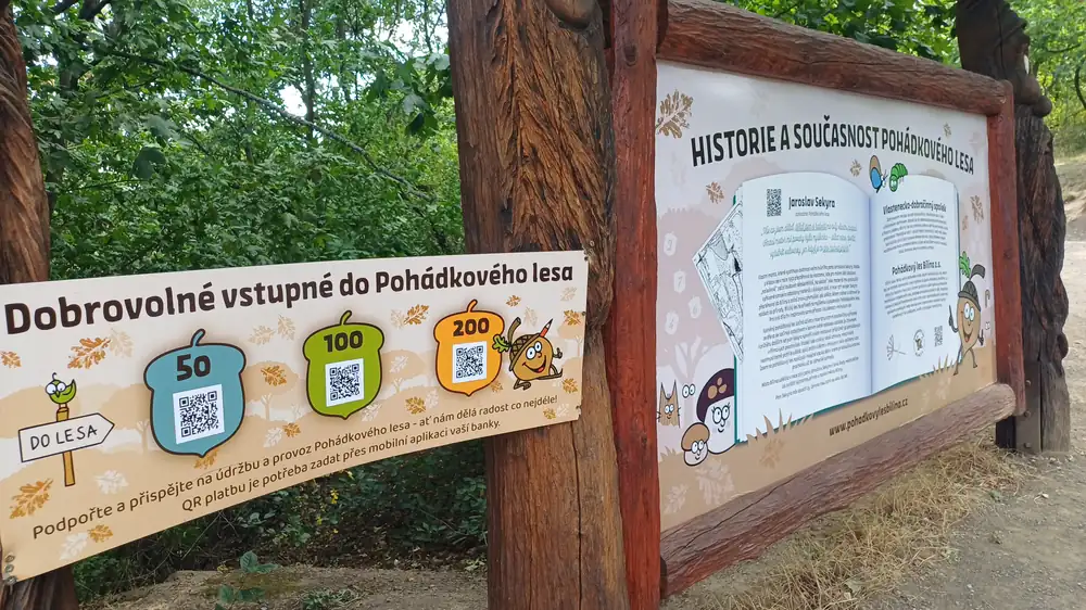 Cedule s dobrovolným vstupným do Pohádkového lesa v Bílině s QR kódy