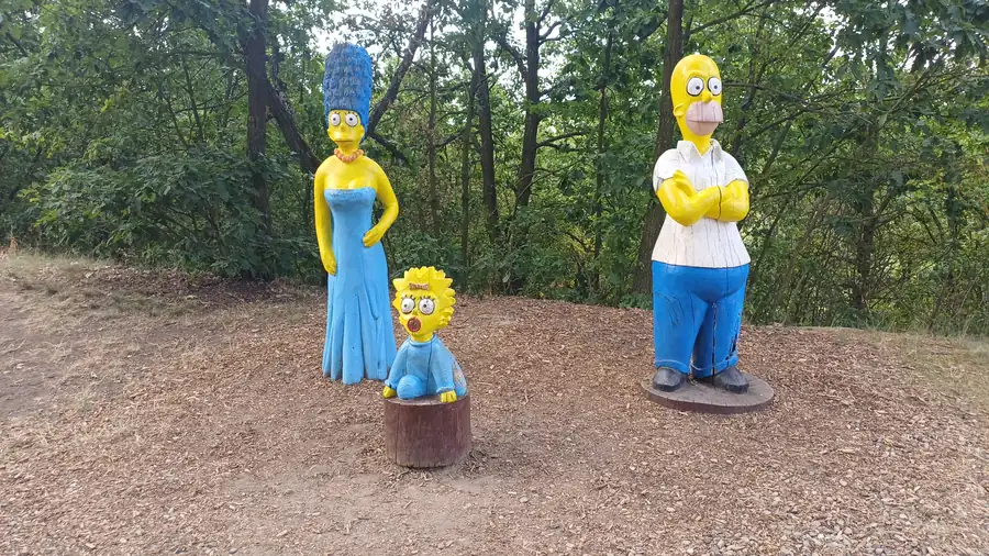 Dřevěné figury Simpsonových v Pohádkovém lese v Bílině