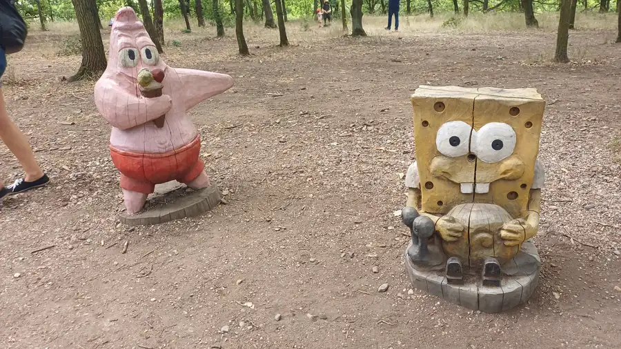 Figury SpongeBoba a Patrika v Pohádkovém lese v Bílině