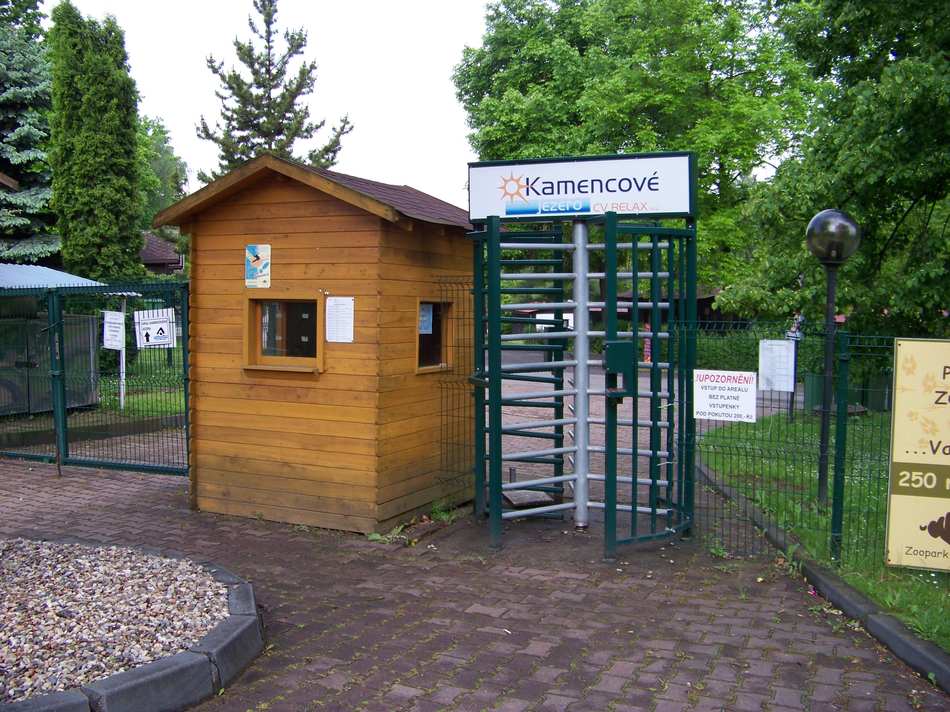 Drehkreuz und Kassenhäuschen am Eingang zum Kamencové jezero (Alaunsee) in Chomutov