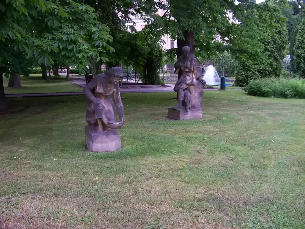 Skulpturen im Kurpark beim Beethoven-Kurhaus in Teplice