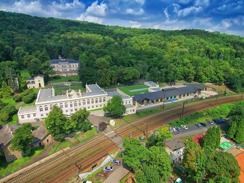 Luftbild des Quellenkomplexes der Bílinská kyselka im Kurviertel Kyselka in Bílina