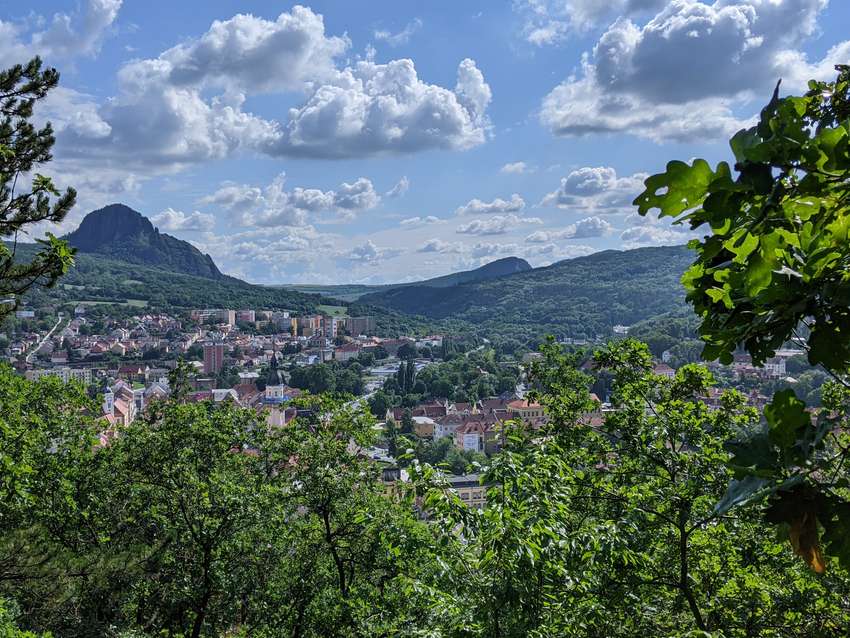 Blick auf Bílina mit dem Berg Bořeň und dem Tal der Bílina vom Hang des Chlum