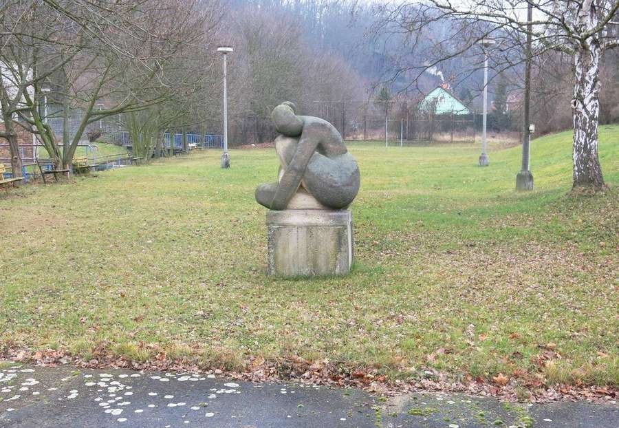 Wiese im Žižkovo údolí in Bílina mit der Skulptur Ruhende Frau am früheren Freibad