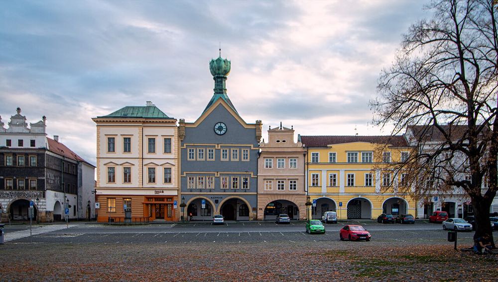 Haus Pod Kalichem mit Kelch auf dem Dach am Mírové náměstí in Litoměřice