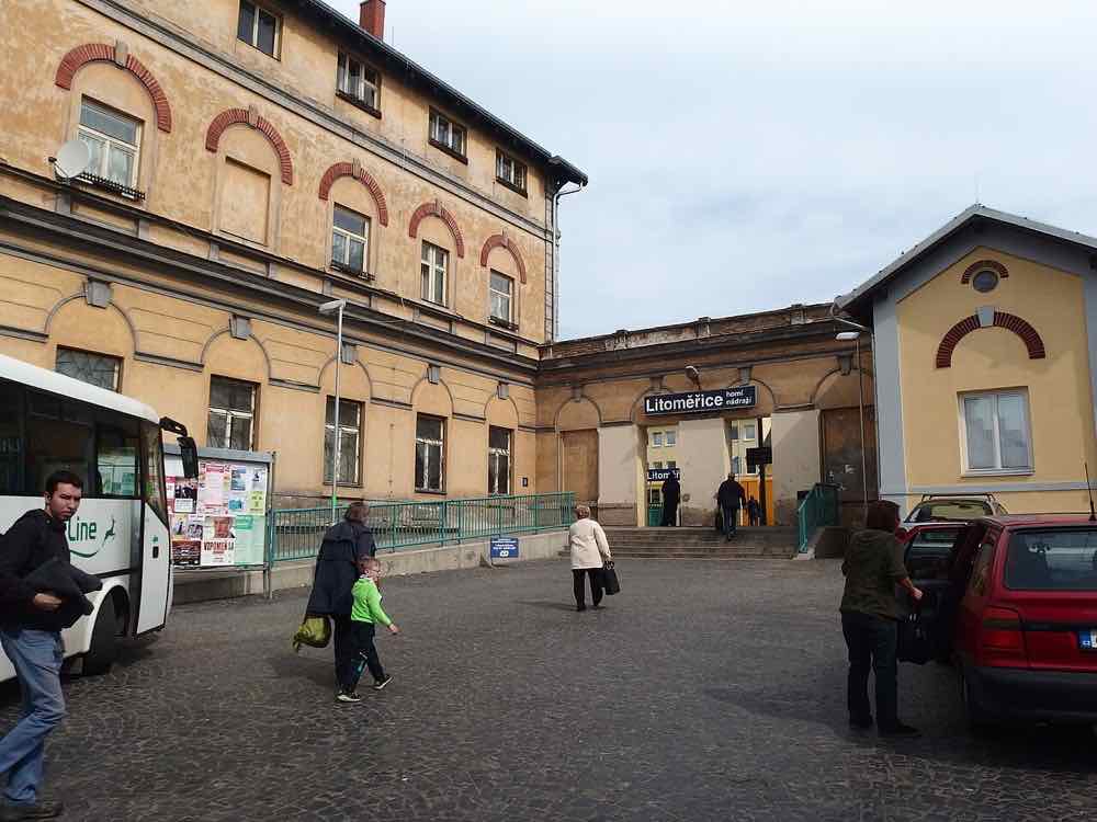 Bahnhof Litoměřice horní nádraží mit Vorplatz, Bus und Reisenden