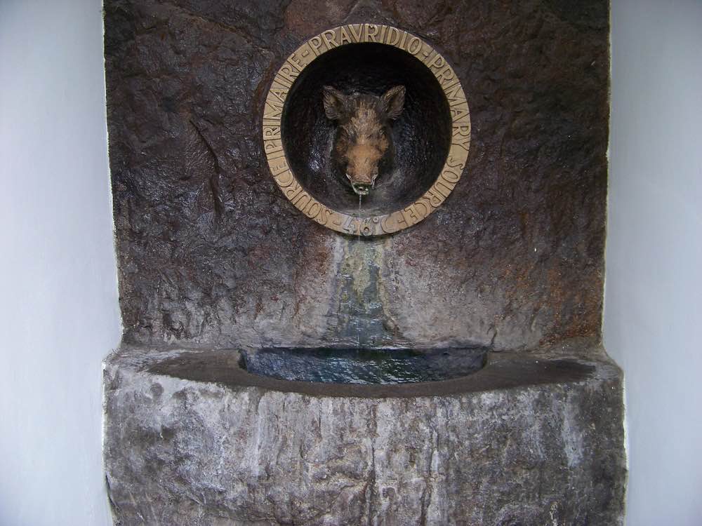 Auslass der Thermalquelle Pravřídlo in Teplice mit Wildschweinkopf