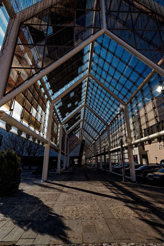 Prosklená kolonáda u Domu kultury v Teplicích, kde stojí hlavní vánoční trhy