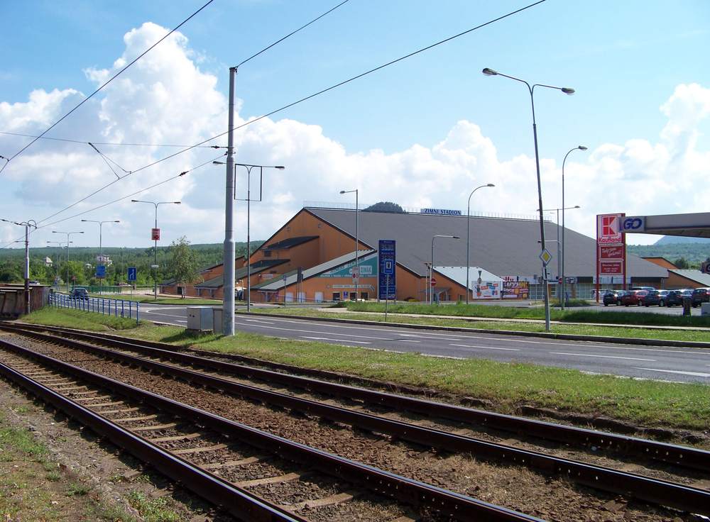 Eisstadion in Most an der Straße tř. Budovatelů mit Straßenbahngleisen im Vordergrund