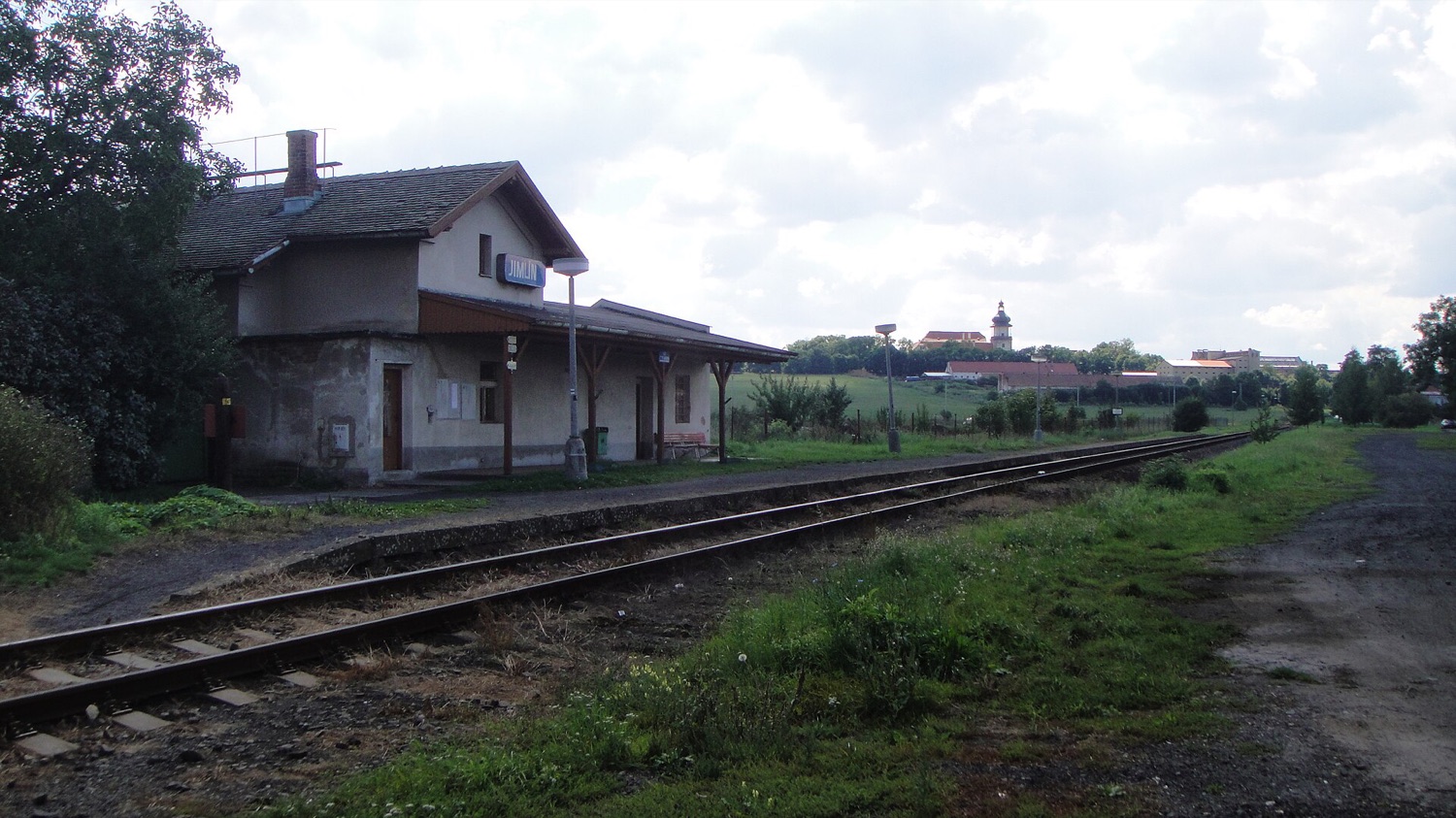 Vlaková zastávka Jimlín, v dálce zámek Nový Hrad